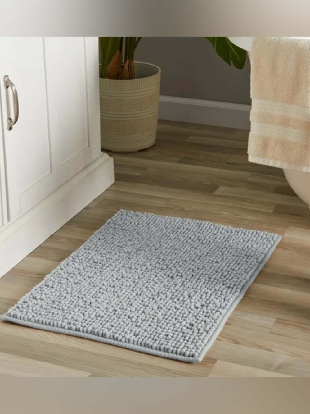 Mainstays Chenille Noodle Bath Rug - Light Gray - 17" x 24" - NWT